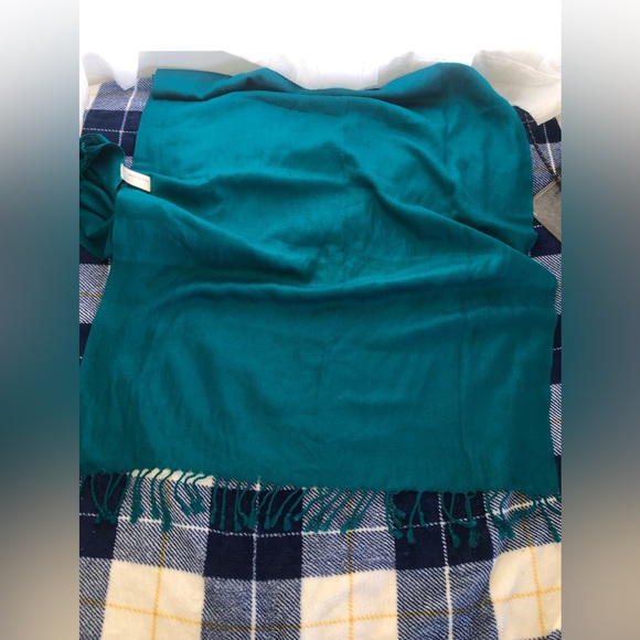 Green scarf - Picture 2 of 3